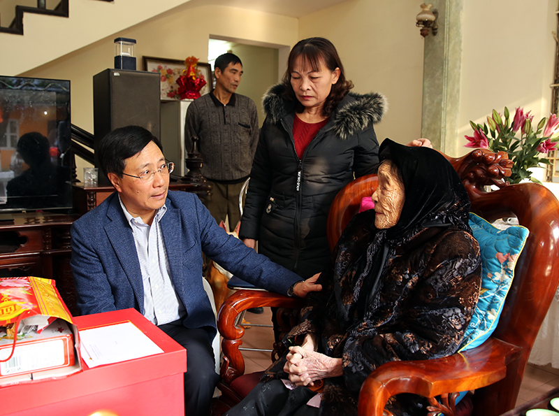 Phó Thủ tướng Phạm Bình Minh thăm, tặng quà hộ nghèo, gia đình chính sách tại Nam Định